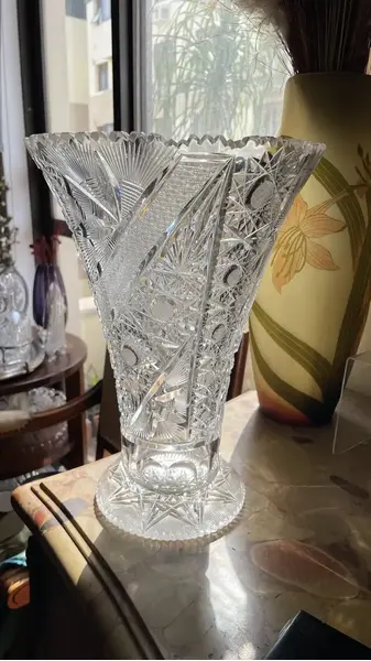 Foto de um(a) Antigo Grande Vaso Jarro Lindo Em Cristal Baccarat Lapidado, da categoria de Vasos. Antigo e grande vaso decorativo em cristal translúcido com lindo brilho natural e primorosa lapidação manual, conhecida como... Mostrado de uma perspectiva diferente. Vendido no marketplace Trésors.
