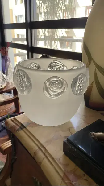 Foto de um(a) Antigo Vaso Cachepô Centro De Mesa Cristal Satiné Art Deco, da categoria de Cachepot. Antigo vaso cachepô ou centro de mesa em cristal francês satiné, ricamente lapidado à mão com flores em alto relevo. Peça... Mostrado de uma perspectiva diferente. Vendido no marketplace Trésors.