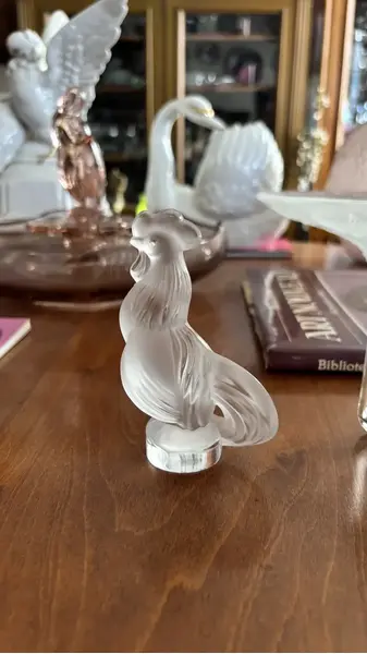 Foto de um(a) Antiga Escultura Art Deco Galo Em Cristal Satiné Sèvres, da categoria de Escultura. Sèvres - France Antiga e rara escultura decorativa em cristal francês satiné. Bastante riqueza de detalhes neste trabalho... Mostrado de uma perspectiva diferente. Vendido no marketplace Trésors.