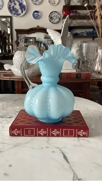 Foto de um(a) Antigo Vaso Jarra Decorativa Em Opalina Francesa Azul, da categoria de Jarros. Antiga jarra vaso em opalina francesa azul com a borda ondulada. Peça muito linda e versátil na decoração. Em perfeito... Mostrado de uma perspectiva diferente. Vendido no marketplace Trésors.