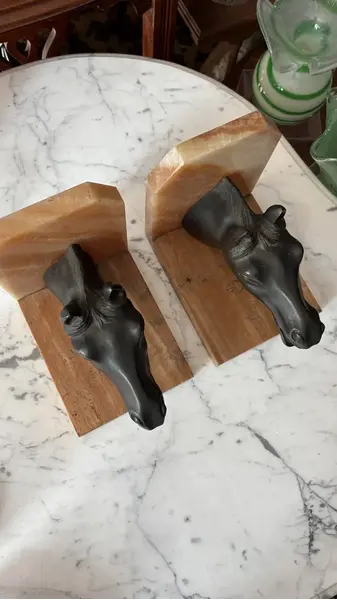 Foto de um(a) Antiga Escultura Cavalo Art Deco Cerra Livros Bronze Mármore, da categoria de Escultura. Antigo e importante cerra livros em mármore italiano, decorado com esculturas artísticas representando cabeças de cavalos em... Mostrado de uma perspectiva diferente. Vendido no marketplace Trésors.