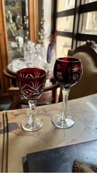Foto de um(a) Antigo Par De Cálice Decorativo Taça Em Cristal Baccarat, da categoria de Taças. Antigo par de cálices decorativos em cristal doublé ricamente lapidados à mão. Lindos para decorar uma cristaleira, bar,... Mostrado de uma perspectiva diferente. Vendido no marketplace Trésors.