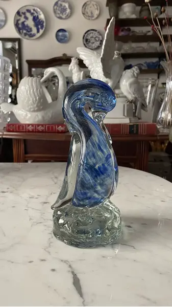 Foto de um(a) Antiga Escultura De Pato Decorativo Murano Italiano Art Deco, da categoria de Escultura. Antiga escultura artística representando pato em cristal de Murano em tons de azul. Peça muito decorativa e com bastante... Mostrado de uma perspectiva diferente. Vendido no marketplace Trésors.