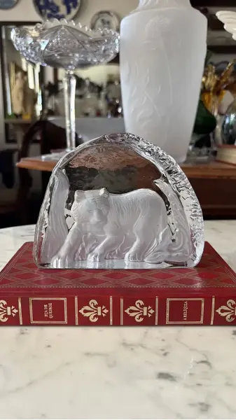 Foto de um(a) Antiga Escultura Artística Bloco Cristal Tigre Peso Papel, da categoria de Escultura. Antiga escultura bloco escultórico peso de papel em cristal lapidado à mão. Peça muito linda e decorativa. Medidas 11x15cm. Mostrado de uma perspectiva diferente. Vendido no marketplace Trésors.
