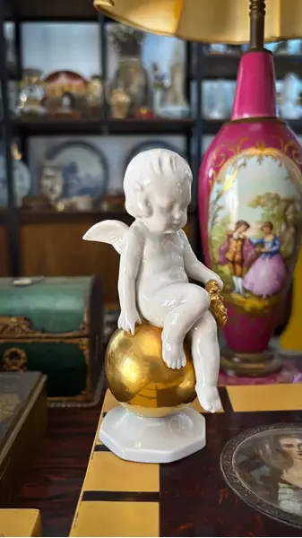 Foto de um(a) Antiga Rara Escultura Anjo Em Porcelana Alemã Fasold Stauch, da categoria de Escultura. ~ Fasold & Stauch ~Antiga e graciosa escultura representando anjo, peça artística, ricamente moldado em porcelana artística... Mostrado de uma perspectiva diferente. Vendido no marketplace Trésors.