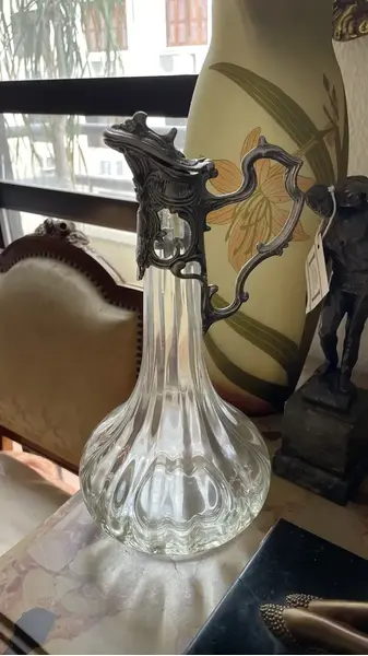 Foto de um(a) Antiga Jarra Claret Jug Decanter Cristal Prata Art Nouveau, da categoria de Jarros. Antiga e finíssima jarra “Claret Jug” geralmente utilizada como decantador de vinho ou licoreira. Corpo em cristal soufflé... Mostrado de uma perspectiva diferente. Vendido no marketplace Trésors.