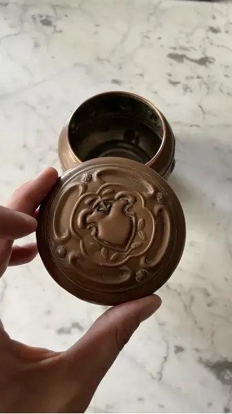 Foto de um(a) Antiga Caixa Decorativa Púcaro Porta Joias Cobre Art Nouveau, da categoria de Porta-Jóias. Antiga caixa decorativa, púcaro, porta joias ou potiche em cobre com decoração art nouveau em relevo. Linda peça. Medidas... Mostrado de uma perspectiva diferente. Vendido no marketplace Trésors.