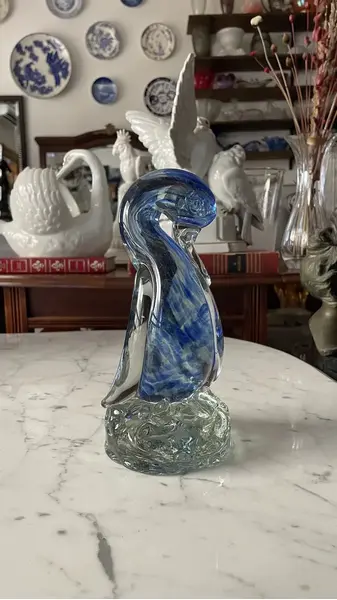 Foto de um(a) Antiga Escultura De Pato Decorativo Murano Italiano Art Deco, da categoria de Escultura. Antiga escultura artística representando pato em cristal de Murano em tons de azul. Peça muito decorativa e com bastante... Mostrado de uma perspectiva diferente. Vendido no marketplace Trésors.