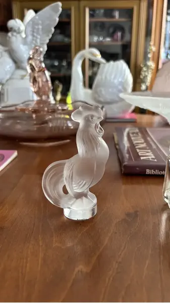 Foto de um(a) Antiga Escultura Art Deco Galo Em Cristal Satiné Sèvres, da categoria de Escultura. Sèvres - France Antiga e rara escultura decorativa em cristal francês satiné. Bastante riqueza de detalhes neste trabalho... Mostrado de uma perspectiva diferente. Vendido no marketplace Trésors.