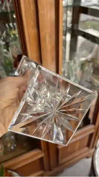 Foto de um(a) Antigo Castiçal Candelabro Uma Vela Cristal Tcheco Lapidado, da categoria de Castiçais. Antigo e finíssimo castiçal em bloco maciço de cristal Tcheco. Ricamente lapidado à mão. Lapidação estrelada e ponta de... Mostrado de uma perspectiva diferente. Vendido no marketplace Trésors.