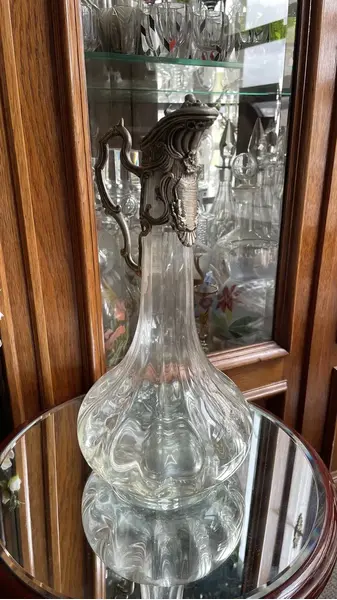 Foto de um(a) Antiga Jarra Claret Jug Decanter Cristal Prata Art Nouveau, da categoria de Jarros. Antiga e finíssima jarra “Claret Jug” geralmente utilizada como decantador de vinho ou licoreira. Corpo em cristal soufflé... Mostrado de uma perspectiva diferente. Vendido no marketplace Trésors.