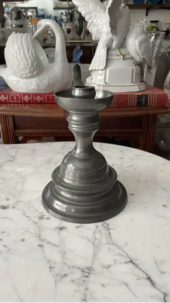 Foto de um(a) Antigo Grande Castiçal Palmatória Em Estanho Rústico, da categoria de Castiçais. Marca John Somers. Antiga e grande palmatória/castiçal em estanho trabalhado. Peça decorativa e especial! Medidas 21x20cm. Mostrado de uma perspectiva diferente. Vendido no marketplace Trésors.