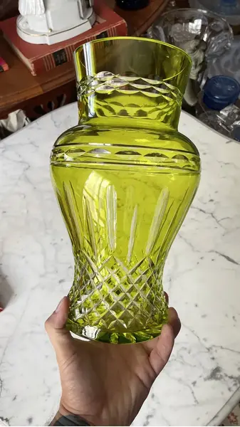 Foto de um(a) Antigo Vaso Jarro Decorativo Cristal Baccarat Verde Uralina, da categoria de Vasos. Antigo e belíssimo vaso decorativo em cristal doublé na cor verde uralina (não tem urânio) com lindo brilho natural e... Mostrado de uma perspectiva diferente. Vendido no marketplace Trésors.