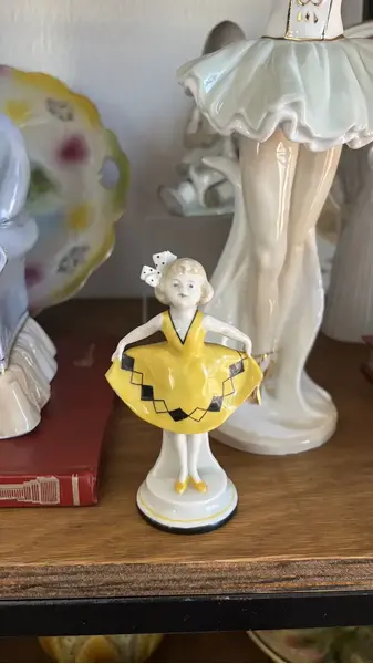 Foto de um(a) Antigo Bibelô Escultura Bailarina Art Deco Porcelana Alemã, da categoria de Escultura. Antigo bibelô de coleção representando pequena bailarina em porcelana alemã de ótima qualidade. Bastante riqueza de... Mostrado de uma perspectiva diferente. Vendido no marketplace Trésors.