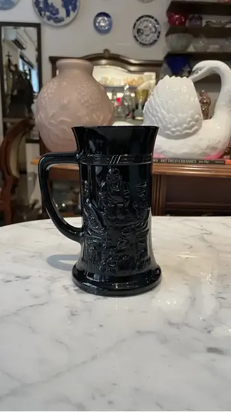 Foto de um(a) Antiga Caneca De Chopp Art Deco Opalina Black Indiana Glass, da categoria de Canecas. tiara indiana glass. Antiga e rara caneca de chopp em vidro americano "opalina black milk glass" decoração com cena de bar... Mostrado de uma perspectiva diferente. Vendido no marketplace Trésors.