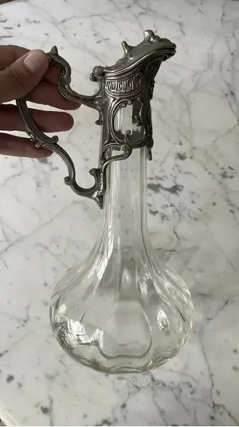 Foto de um(a) Antiga Jarra Claret Jug Decanter Cristal Prata Art Nouveau, da categoria de Jarros. Antiga e finíssima jarra “Claret Jug” geralmente utilizada como decantador de vinho ou licoreira. Corpo em cristal soufflé... Mostrado de uma perspectiva diferente. Vendido no marketplace Trésors.