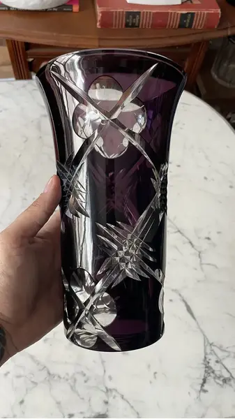Foto de um(a) Antigo Vaso Jarro Em Cristal Violeta Baccarat Art Deco, da categoria de Vasos. Antigo e preciso vaso decorativo em cristal doublé europeu com lindo brilho natural e primorosa lapidação manual, com traços... Mostrado de uma perspectiva diferente. Vendido no marketplace Trésors.