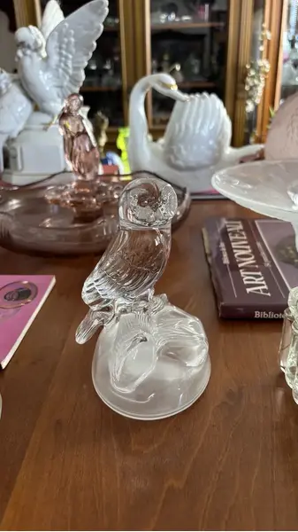 Foto de um(a) Antiga Escultura Coruja Art Deco Cristal Francês Luminarc, da categoria de Escultura. Luminarc - Verrerie D'arques, France. Antiga e decorativa escultura artística representando coruja em cristal francês com... Mostrado de uma perspectiva diferente. Vendido no marketplace Trésors.