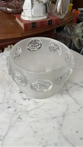 Foto de um(a) Antigo Vaso Cachepô Centro De Mesa Cristal Satiné Art Deco, da categoria de Cachepot. Antigo vaso cachepô ou centro de mesa em cristal francês satiné, ricamente lapidado à mão com flores em alto relevo. Peça... Mostrado de uma perspectiva diferente. Vendido no marketplace Trésors.