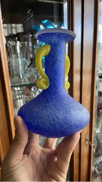 Foto de um(a) Antigo Pequeno Vaso Com Alças Art Deco Murano Pâte De Verre, da categoria de Vasos. Antigo e lindo vasinho decorativo em Murano na cor com alças em amarelo, técnica de trabalho Pâte de Verre.Medidas 15x12cm. Mostrado de uma perspectiva diferente. Vendido no marketplace Trésors.