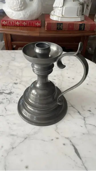 Foto de um(a) Antigo Grande Castiçal Palmatória Em Estanho Rústico, da categoria de Castiçais. Marca John Somers. Antiga e grande palmatória/castiçal em estanho trabalhado. Peça decorativa e especial! Medidas 21x20cm. Mostrado de uma perspectiva diferente. Vendido no marketplace Trésors.