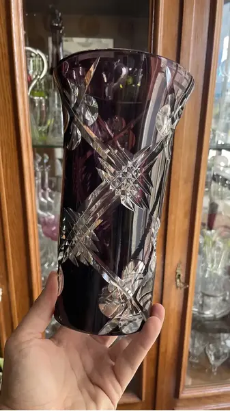 Foto de um(a) Antigo Vaso Jarro Em Cristal Violeta Baccarat Art Deco, da categoria de Vasos. Antigo e preciso vaso decorativo em cristal doublé europeu com lindo brilho natural e primorosa lapidação manual, com traços... Mostrado de uma perspectiva diferente. Vendido no marketplace Trésors.