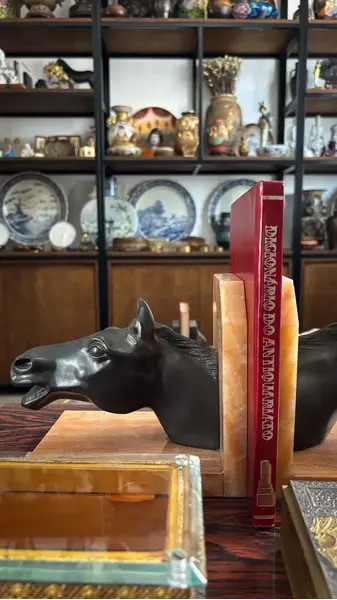Foto de um(a) Antiga Escultura Cavalo Art Deco Cerra Livros Bronze Mármore, da categoria de Escultura. Antigo e importante cerra livros em mármore italiano, decorado com esculturas artísticas representando cabeças de cavalos em... Mostrado de uma perspectiva diferente. Vendido no marketplace Trésors.