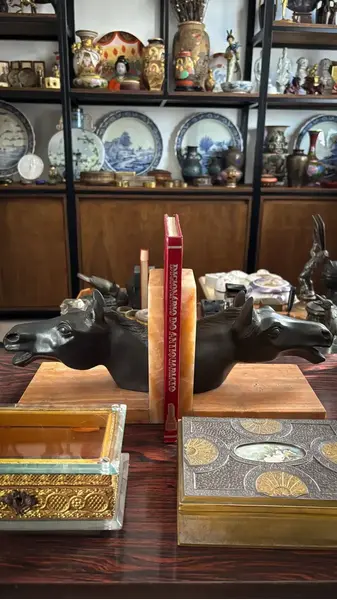 Foto de um(a) Antiga Escultura Cavalo Art Deco Cerra Livros Bronze Mármore, da categoria de Escultura. Antigo e importante cerra livros em mármore italiano, decorado com esculturas artísticas representando cabeças de cavalos em... Mostrado de uma perspectiva diferente. Vendido no marketplace Trésors.