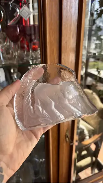 Foto de um(a) Antiga Escultura Artística Bloco Cristal Tigre Peso Papel, da categoria de Escultura. Antiga escultura bloco escultórico peso de papel em cristal lapidado à mão. Peça muito linda e decorativa. Medidas 11x15cm. Mostrado de uma perspectiva diferente. Vendido no marketplace Trésors.