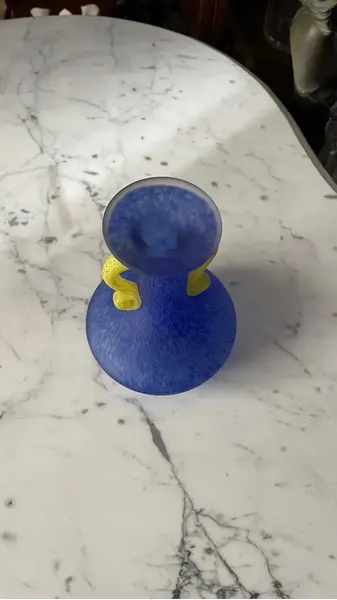 Foto de um(a) Antigo Pequeno Vaso Com Alças Art Deco Murano Pâte De Verre, da categoria de Vasos. Antigo e lindo vasinho decorativo em Murano na cor com alças em amarelo, técnica de trabalho Pâte de Verre.Medidas 15x12cm. Mostrado de uma perspectiva diferente. Vendido no marketplace Trésors.