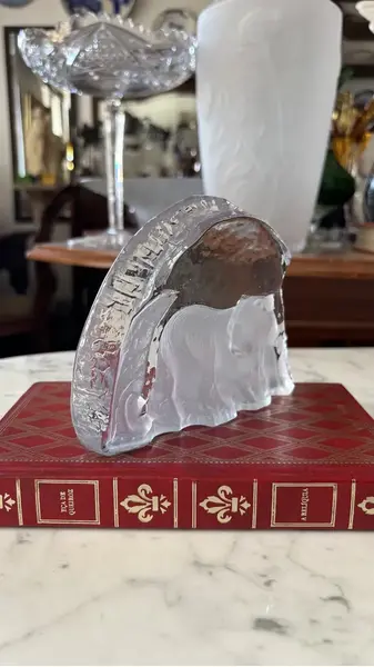 Foto de um(a) Antiga Escultura Artística Bloco Cristal Tigre Peso Papel, da categoria de Escultura. Antiga escultura bloco escultórico peso de papel em cristal lapidado à mão. Peça muito linda e decorativa. Medidas 11x15cm. Mostrado de uma perspectiva diferente. Vendido no marketplace Trésors.