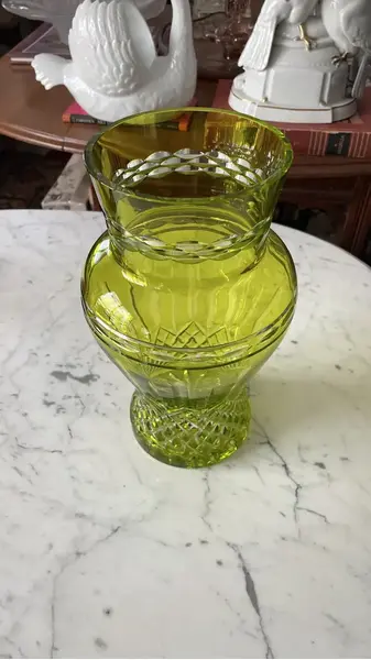 Foto de um(a) Antigo Vaso Jarro Decorativo Cristal Baccarat Verde Uralina, da categoria de Vasos. Antigo e belíssimo vaso decorativo em cristal doublé na cor verde uralina (não tem urânio) com lindo brilho natural e... Mostrado de uma perspectiva diferente. Vendido no marketplace Trésors.