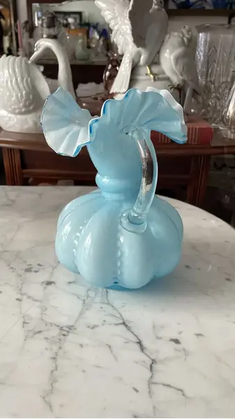 Foto de um(a) Antigo Vaso Jarra Decorativa Em Opalina Francesa Azul, da categoria de Jarros. Antiga jarra vaso em opalina francesa azul com a borda ondulada. Peça muito linda e versátil na decoração. Em perfeito... Mostrado de uma perspectiva diferente. Vendido no marketplace Trésors.