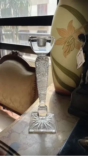 Foto de um(a) Antigo Castiçal Candelabro Uma Vela Cristal Tcheco Lapidado, da categoria de Castiçais. Antigo e finíssimo castiçal em bloco maciço de cristal Tcheco. Ricamente lapidado à mão. Lapidação estrelada e ponta de... Mostrado de uma perspectiva diferente. Vendido no marketplace Trésors.