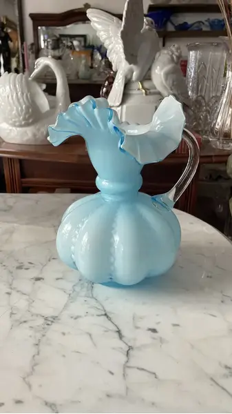 Foto de um(a) Antigo Vaso Jarra Decorativa Em Opalina Francesa Azul, da categoria de Jarros. Antiga jarra vaso em opalina francesa azul com a borda ondulada. Peça muito linda e versátil na decoração. Em perfeito... Mostrado de uma perspectiva diferente. Vendido no marketplace Trésors.