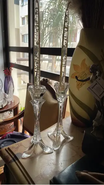 Foto de um(a) Antigo Par De Castiçais Art Deco Tulipas Cristal Francês, da categoria de Castiçais. Cristal d’Arques France.Antigo e finíssimo par de castiçais artísticos em cristal francês, modelo tulipa. Medidas 22x10cm... Mostrado de uma perspectiva diferente. Vendido no marketplace Trésors.