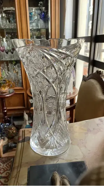 Foto de um(a) Antigo Vaso Jarro Decorativo Em Cristal Baccarat Lapidado, da categoria de Vasos. Antigo e elegante vaso decorativo em cristal translúcido com lindo brilho natural e primorosa lapidação manual (estralada e... Mostrado de uma perspectiva diferente. Vendido no marketplace Trésors.