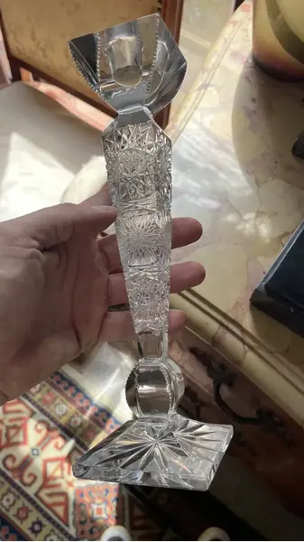Foto de um(a) Antigo Castiçal Candelabro Uma Vela Cristal Tcheco Lapidado, da categoria de Castiçais. Antigo e finíssimo castiçal em bloco maciço de cristal Tcheco. Ricamente lapidado à mão. Lapidação estrelada e ponta de... Mostrado de uma perspectiva diferente. Vendido no marketplace Trésors.