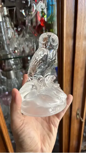 Foto de um(a) Antiga Escultura Coruja Art Deco Cristal Francês Luminarc, da categoria de Escultura. Luminarc - Verrerie D'arques, France. Antiga e decorativa escultura artística representando coruja em cristal francês com... Mostrado de uma perspectiva diferente. Vendido no marketplace Trésors.