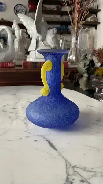 Foto de um(a) Antigo Pequeno Vaso Com Alças Art Deco Murano Pâte De Verre, da categoria de Vasos. Antigo e lindo vasinho decorativo em Murano na cor com alças em amarelo, técnica de trabalho Pâte de Verre.Medidas 15x12cm. Mostrado de uma perspectiva diferente. Vendido no marketplace Trésors.