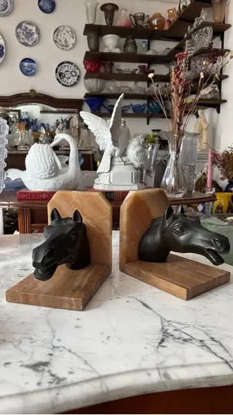 Foto de um(a) Antiga Escultura Cavalo Art Deco Cerra Livros Bronze Mármore, da categoria de Escultura. Antigo e importante cerra livros em mármore italiano, decorado com esculturas artísticas representando cabeças de cavalos em... Mostrado de uma perspectiva diferente. Vendido no marketplace Trésors.