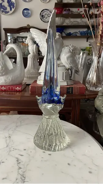 Foto de um(a) Antiga Escultura Pássaro Papagaio Murano Italiano Art Deco, da categoria de Escultura. Antiga escultura artística representando pássaro em cristal de Murano em tons de azul. Peça muito decorativa e com bastante... Mostrado de uma perspectiva diferente. Vendido no marketplace Trésors.