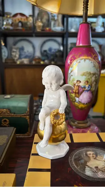Foto de um(a) Antiga Rara Escultura Anjo Em Porcelana Alemã Fasold Stauch, da categoria de Escultura. ~ Fasold & Stauch ~Antiga e graciosa escultura representando anjo, peça artística, ricamente moldado em porcelana artística... Mostrado de uma perspectiva diferente. Vendido no marketplace Trésors.