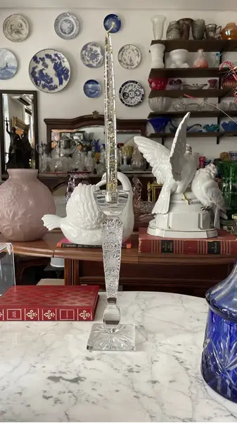Foto de um(a) Antigo Castiçal Candelabro Uma Vela Cristal Tcheco Lapidado, da categoria de Castiçais. Antigo e finíssimo castiçal em bloco maciço de cristal Tcheco. Ricamente lapidado à mão. Lapidação estrelada e ponta de... Mostrado de uma perspectiva diferente. Vendido no marketplace Trésors.