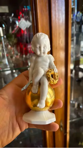 Foto de um(a) Antiga Rara Escultura Anjo Em Porcelana Alemã Fasold Stauch, da categoria de Escultura. ~ Fasold & Stauch ~Antiga e graciosa escultura representando anjo, peça artística, ricamente moldado em porcelana artística... Mostrado de uma perspectiva diferente. Vendido no marketplace Trésors.