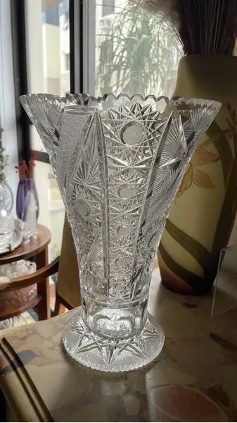 Foto de um(a) Antigo Grande Vaso Jarro Lindo Em Cristal Baccarat Lapidado, da categoria de Vasos. Antigo e grande vaso decorativo em cristal translúcido com lindo brilho natural e primorosa lapidação manual, conhecida como... Mostrado de uma perspectiva diferente. Vendido no marketplace Trésors.