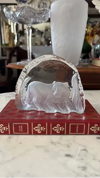 Foto de um(a) Antiga Escultura Artística Bloco Cristal Tigre Peso Papel, da categoria de Escultura. Antiga escultura bloco escultórico peso de papel em cristal lapidado à mão. Peça muito linda e decorativa. Medidas 11x15cm. Mostrado de uma perspectiva diferente. Vendido no marketplace Trésors.