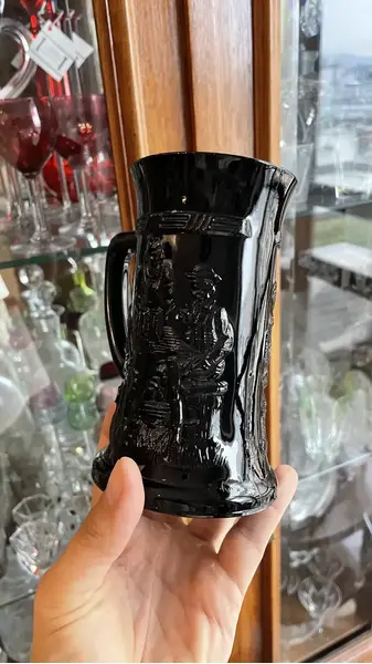 Foto de um(a) Antiga Caneca De Chopp Art Deco Opalina Black Indiana Glass, da categoria de Canecas. tiara indiana glass. Antiga e rara caneca de chopp em vidro americano "opalina black milk glass" decoração com cena de bar... Mostrado de uma perspectiva diferente. Vendido no marketplace Trésors.