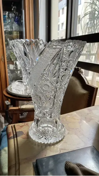 Foto de um(a) Antigo Vaso Jarro Decorativo Cristal Baccarat Lapidado À Mão, da categoria de Vasos. Antigo e preciso vaso decorativo em cristal translúcido europeu com lindo brilho natural e primorosa lapidação manual,... Mostrado de uma perspectiva diferente. Vendido no marketplace Trésors.