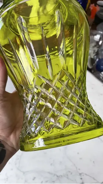 Foto de um(a) Antigo Vaso Jarro Decorativo Cristal Baccarat Verde Uralina, da categoria de Vasos. Antigo e belíssimo vaso decorativo em cristal doublé na cor verde uralina (não tem urânio) com lindo brilho natural e... Mostrado de uma perspectiva diferente. Vendido no marketplace Trésors.